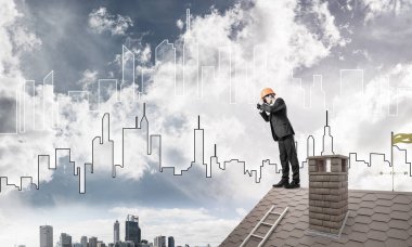 Takım elbise ve kask genç işadamı 