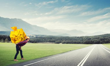 adam taşıma kağıt topu 