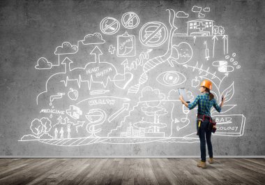 Mühendis kadın arkadan görünüm