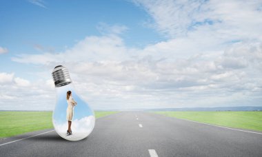 işkadını ampul içinde sıkışmış