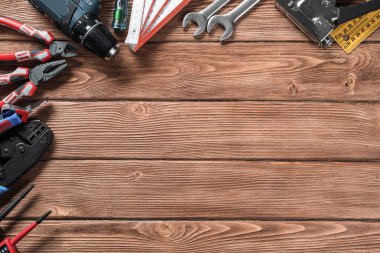 ahşap masa enstrümanlar