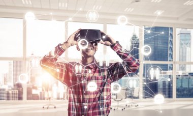 Sanal gerçeklik kulaklığı olan adam. 