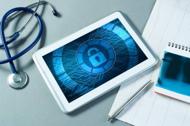 Doktorlar işyeri beyaz tablet ile 