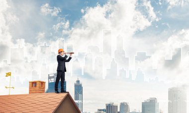 Takım elbise ve kask genç işadamı 