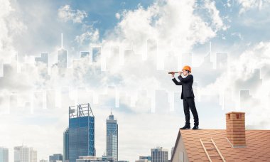 Takım elbise ve kask genç işadamı 