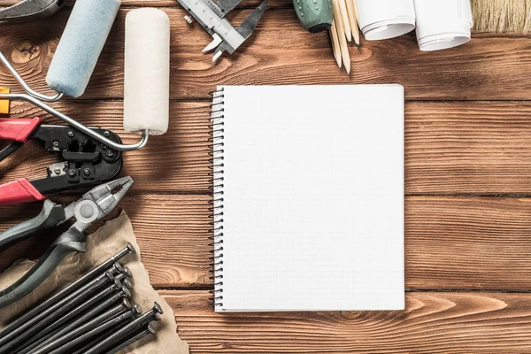 ahşap masa enstrümanlar