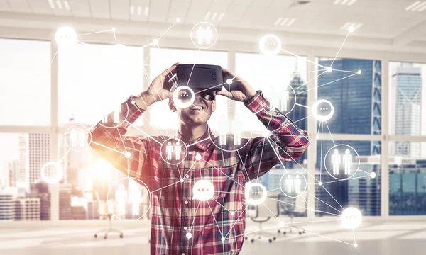 Sanal gerçeklik kulaklığı olan adam. 