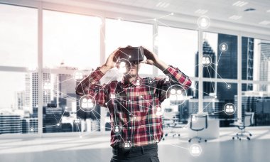 Sanal gerçeklik kulaklığı olan adam. 