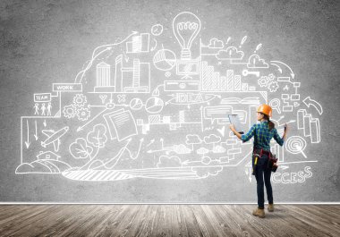 Mühendis kadın arkadan görünüm