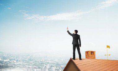 Arka ile ayakta genç adam