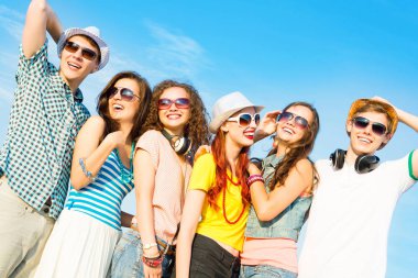 sarılma ve satırda duran insanlar