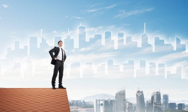 evin çatısında duran işadamı