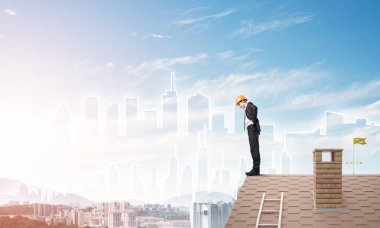 Takım elbise ve kask genç işadamı 