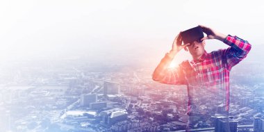 Sanal gerçeklik kulaklığı olan adam. 