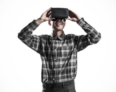 Sanal gerçeklik kulaklığı olan adam. 