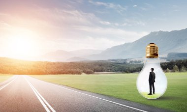 işadamı ampul içinde sıkışmış