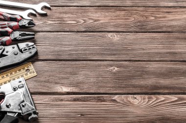 ahşap masa enstrümanlar