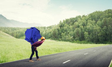 adam taşıma kağıt topu 