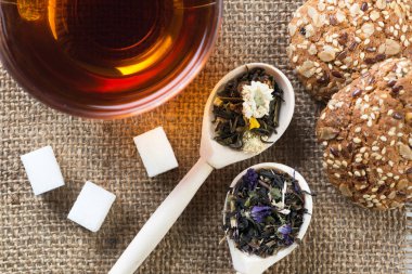 bitkisel çay ve kurabiye