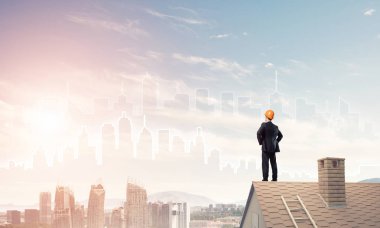 Takım elbise ve kask genç işadamı 