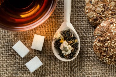 bitkisel çay ve kurabiye