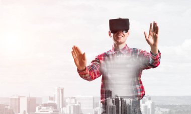 Sanal gerçeklik kulaklığı olan adam. 