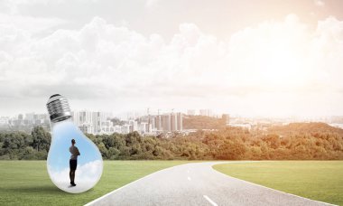 işkadını ampul içinde sıkışmış