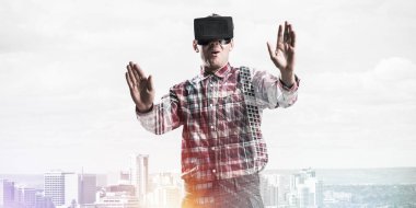 Sanal gerçeklik kulaklığı olan adam. 