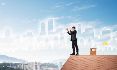 Takım elbise ve kask genç işadamı 