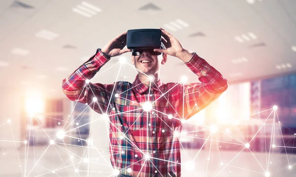 Homme avec casque de réalité virtuelle — Photo