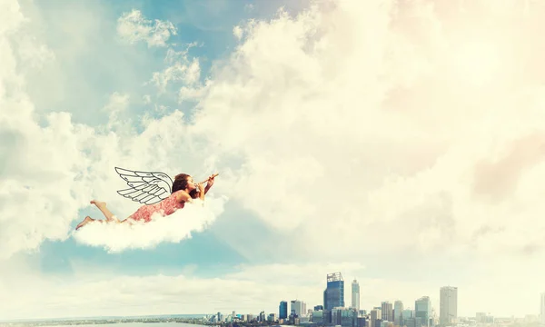 Mujer volando en el cielo —  Fotos de Stock