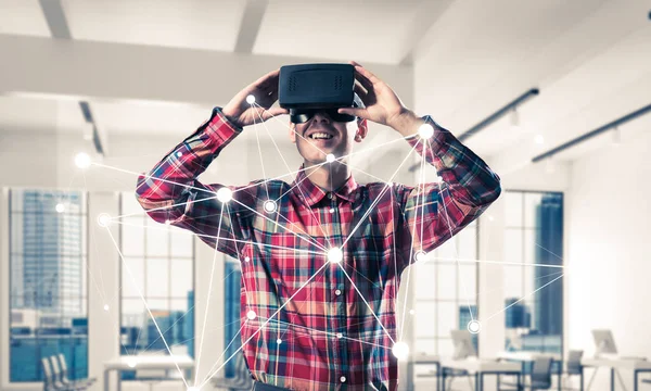 Man met virtual reality headset — Stockfoto