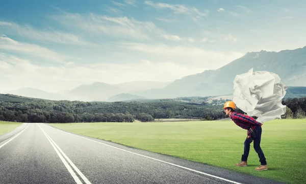 Uomo che trasporta palla di carta — Foto Stock