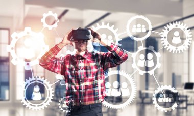 Sanal gerçeklik kulaklığı olan adam. 