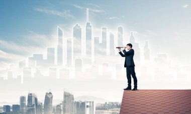 Takım elbise ve kask genç işadamı 