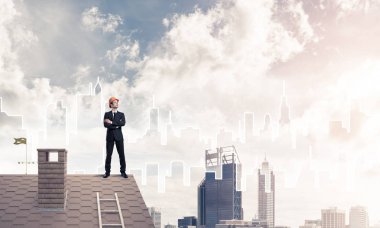 Takım elbise ve kask genç işadamı 