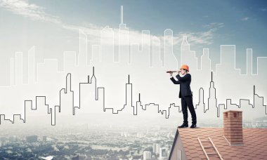 Takım elbise ve kask genç işadamı 