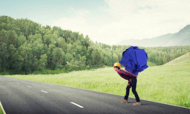 adam taşıma kağıt topu 