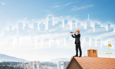 Takım elbise ve kask genç işadamı 