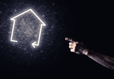 parlayan ev simgesini dokunmadan adam