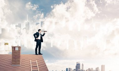 Takım elbise ve kask genç işadamı 