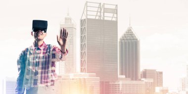 Sanal gerçeklik kulaklığı olan adam. 