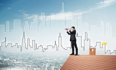 Takım elbise ve kask genç işadamı 