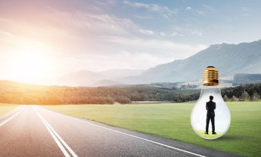 işadamı ampul içinde sıkışmış