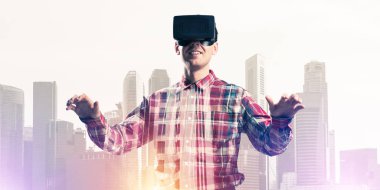 Sanal gerçeklik kulaklığı olan adam. 