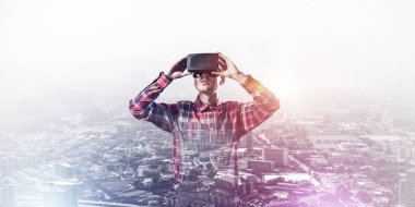 Sanal gerçeklik kulaklığı olan adam. 