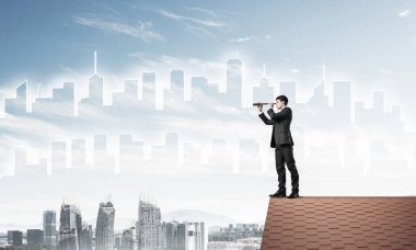 Takım elbise ve kask genç işadamı 