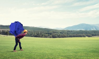 adam taşıma kağıt topu 