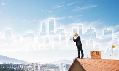 Takım elbise ve kask genç işadamı 