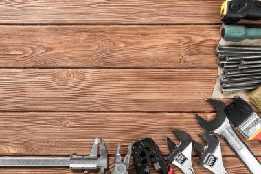 ahşap masa enstrümanlar